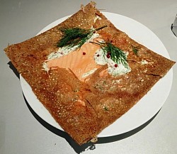 « La Grève Rose » saumon, crème ciboulette, emmental, citron et tomate cuisinée 8€50